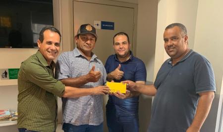 Vereador Gilmar Salazar doa celular à unidade de saúde da ESF